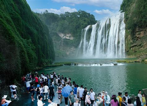 Il Villaggio Huangguoshu: Un'esperienza indimenticabile tra cascate maestose e grotte misteriose!