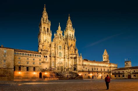  La Catedral di Santiago de Compostela: Un capolavoro architettonico immerso nella storia!