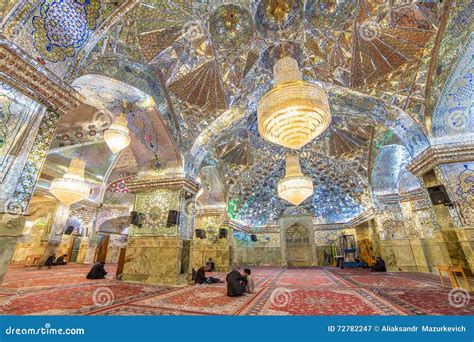 Il Mausoleo di Shah-e Cheragh: Una perla scintillante di arte islamica e spiritualità!