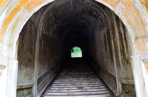 Il Mausoleo di Zhu Yuanzhang: Un capolavoro di architettura e mistero secolare!