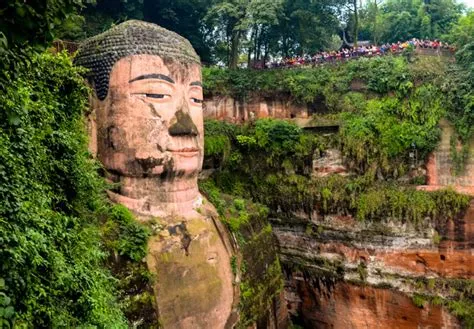 Il Grande Buddha di Leshan: Un Colosso Di Pietra Che Ti Lascerà A Bocca Aperta!