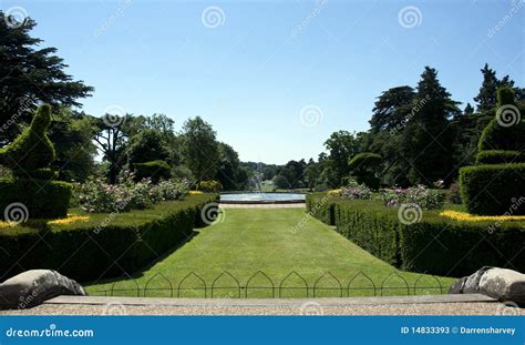 Il Giardino del Pavone: Un gioiello nascosto di storia e bellezza!