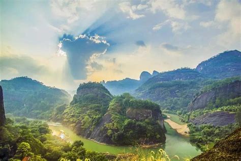  Il Monte Wuyi: Un gioiello di natura e mistero culturale per esplorare!