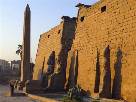 Il Tempio di Luxor! Un Viaggio nel Tempo tra Giganti di Pietra e Misteri Antichi