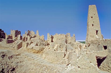  Il Tempio di Zhongning: Un'oasi spirituale tra le montagne e le dune!