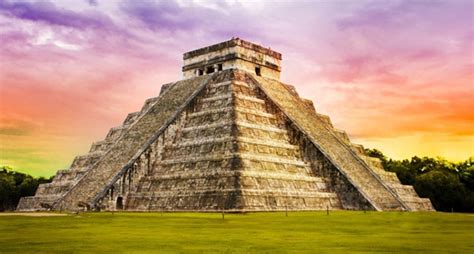 Il Templo de Kukulkán: Un viaggio mistico nella storia Maya!