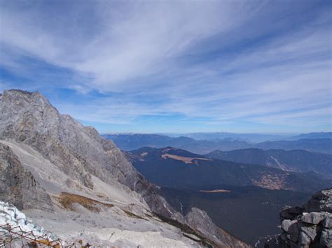  La Montagna del Drago Verde: Una Spettacolare Fuga nella Natura e Storia Antica!