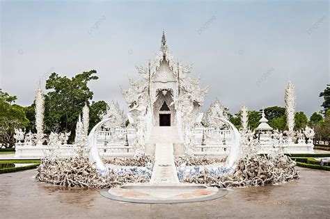 Wat Rong Khun: Splendore mistico e arte contemporanea a Chiang Rai!