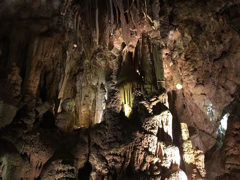  Le Grotte di Yongle: Un labirinto sotterraneo di stalattiti e storia antica!